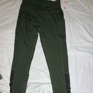 Green Pop Fit leggings with pockets and leg design